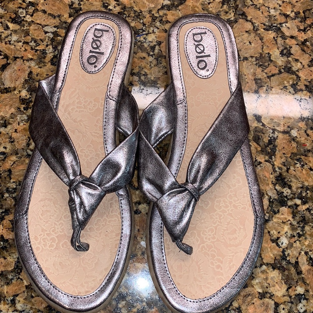 🌟 BOLO silver flip flop sandals, Size 11